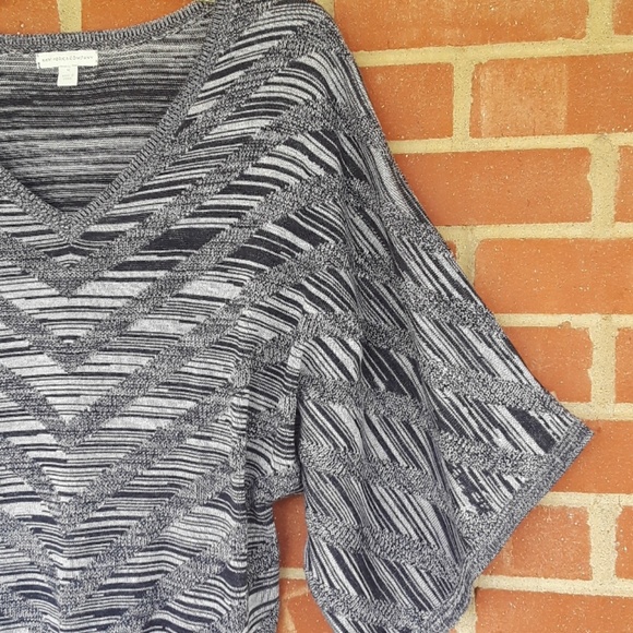 New York & Company v-neck sweater top, sz M - Picture 3 of 8